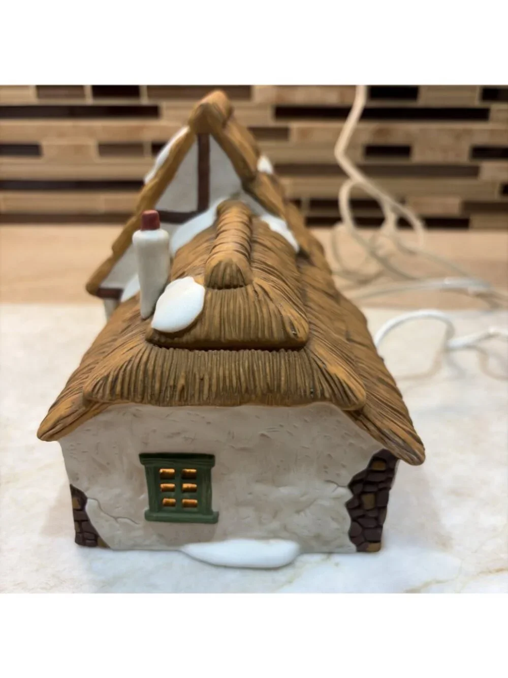 Dept 56 Heritage Village Dickens' Village Cottage of Bob Cratchit & Tiny Tim